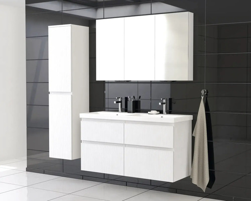 Kúpeľňa s umývadlom, zrkadlovou skrinkou a vysokou skrinkou