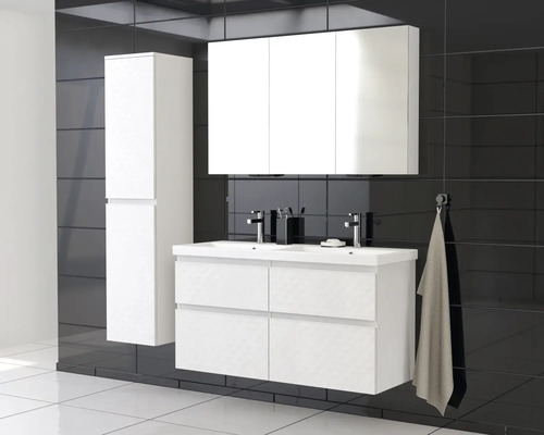 Kúpeľňa s bielou skrinkou pod umývadlo, zrkadlovou skrinkou a vysokou skrinkou pred čiernou stenou