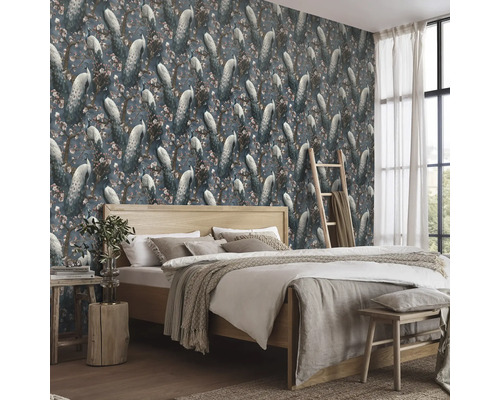 Spálňa s posteľou a tapetou so vzorom pávov