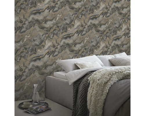 Spálňa s posteľou a mramorovou tapetou