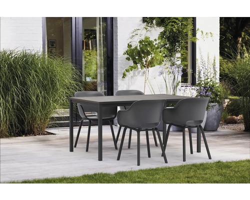 Záhradná scéna s jedálenským stolom a štyrmi stoličkami na terase