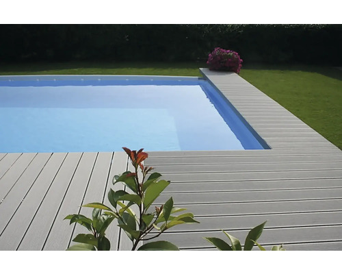 Bazén s terasou z dreveného kompozitu v záhrade