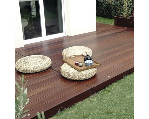 Terasa z drevených dosiek so sedacími vankúšmi a podnosom