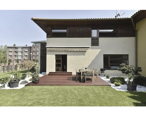 Záhrada s terasou, záhradným nábytkom, trávnikom a domom v pozadí