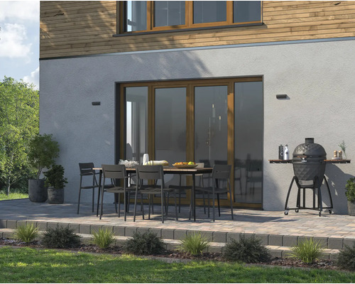 Terasa so záhradným stolom, stoličkami a keramickým grilom pri obytnom dome