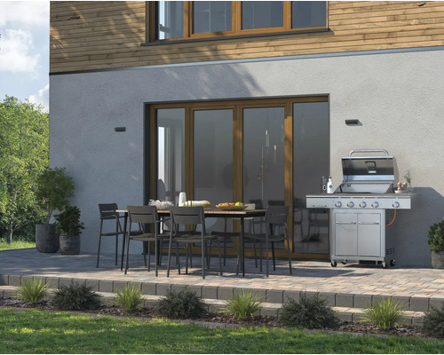 Vonkajší priestor s grilom, záhradným stolom a stoličkami pred domom