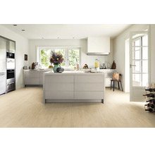 Svetlá kuchyňa s kuchynským ostrovom a svetlou drevenou podlahou.