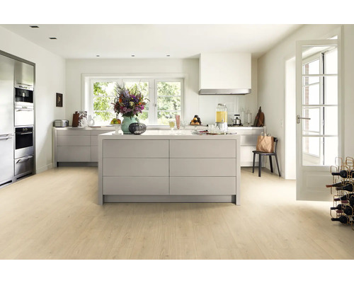 Svetlá kuchyňa s kuchynským ostrovom a svetlou drevenou podlahou.