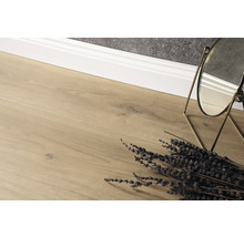 Svetlá drevená podlaha so zrkadlom a kyticou levandule