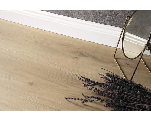 Svetlá drevená podlaha so zrkadlom a kyticou levandule