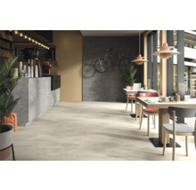 Interiér kaviarne so stolmi, stoličkami a pultom