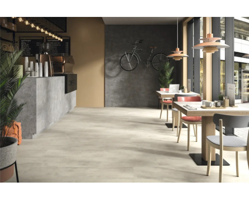 Interiér kaviarne so stolmi, stoličkami a pultom