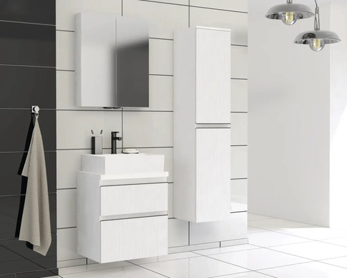 Kúpeľňa s umývadlovou skrinkou, zrkadlovou skrinkou a vysokou skrinkou