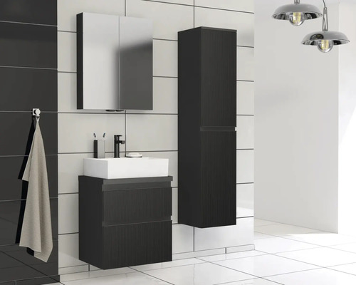 Kúpeľňa s umývadlom, zrkadlovou skrinkou a vysokou skriňou