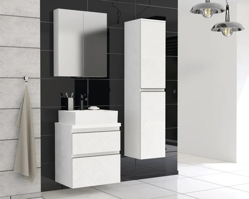 Kúpeľňa s umývadlovou skrinkou, zrkadlovou skrinkou a vysokou skrinkou