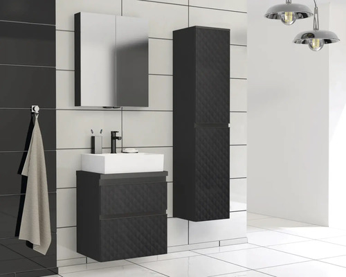 Moderná kúpeľňa s umývadlovou skrinkou, zrkadlovou skrinkou a vysokou skrinkou.