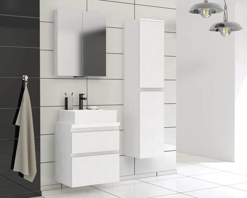 Kúpeľňa s umývadlovou skrinkou, zrkadlovou skrinkou a vysokou skrinkou