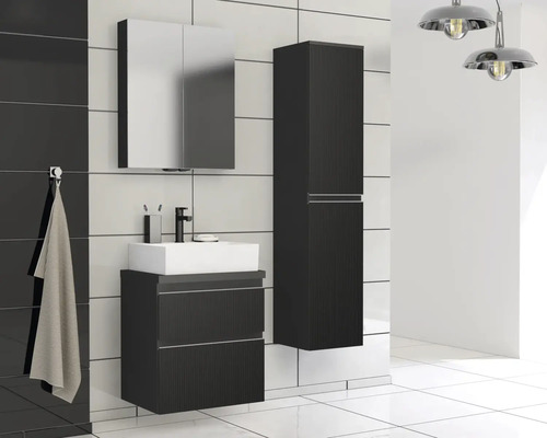 Kúpeľňa s umývadlovou skrinkou, zrkadlovou skrinkou a vysokou skrinkou