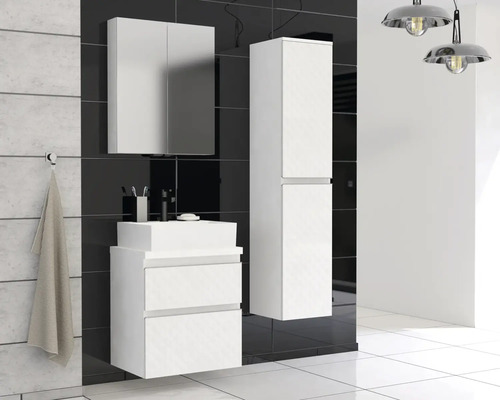 Kúpeľňa s umývadlovou skrinkou, zrkadlovou skrinkou a vysokou skrinkou