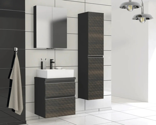 Moderná kúpeľňa s umývadlom, zrkadlovou skrinkou a vysokou skrinkou v tmavom drevenom dekore