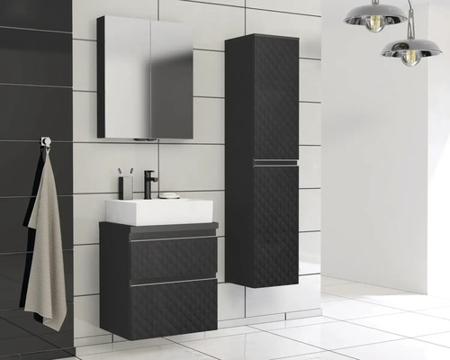 Kúpeľňa s umývadlovou skrinkou, zrkadlovou skrinkou a vysokou skrinkou