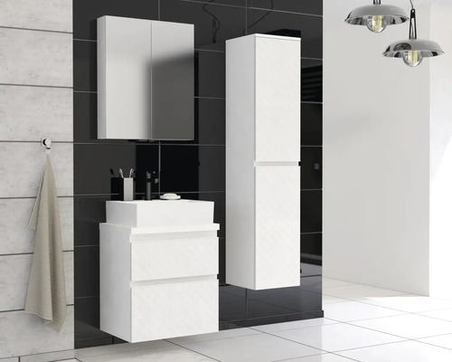 Kúpeľňa s umývadlovou skrinkou, zrkadlovou skrinkou a vysokou skrinkou v modernom dizajne