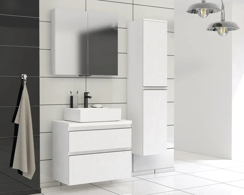 Moderná kúpeľňa s umývadlom, zrkadlovou skrinkou a vysokou skrinkou