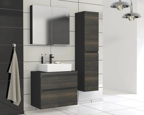 Moderná kúpeľňa s umývadlom, zrkadlovou skrinkou a vysokou skrinkou na kúpeľňové vybavenie a doplnky.