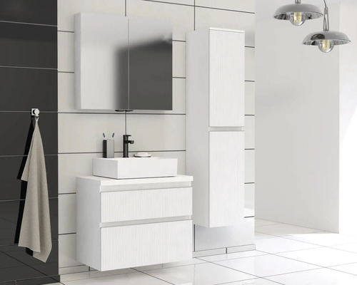 Moderná kúpeľňa s umývadlom, zrkadlovou skriňou a vysokou skriňou