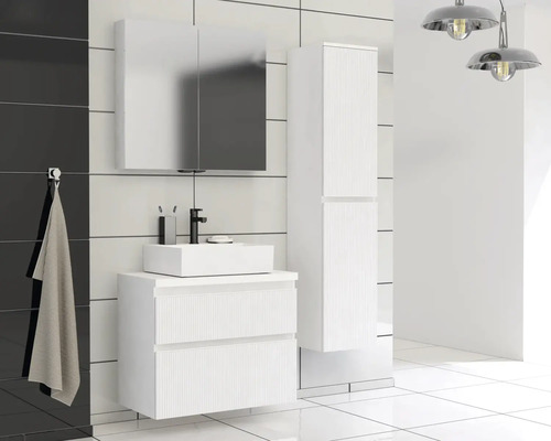 Kúpeľňa s umývadlom, spodnou skrinkou, zrkadlovou skrinkou a vysokou skrinkou