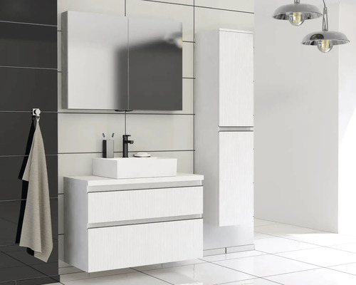 Moderná kúpeľňa s umývadlovou skrinkou, zrkadlovou skrinkou a vysokou skriňou