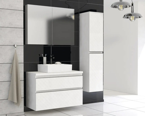 Moderný kúpeľňový komplet s umývadlovou skrinkou, umývadlom na dosku, zrkadlovou skrinkou a vysokou skrinkou pre štýlové prostredie.