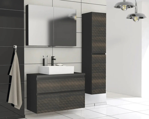 Moderná kúpeľňa s umývadlom, zrkadlovou skrinkou a vysokou skriňou pre štýlové prostredie