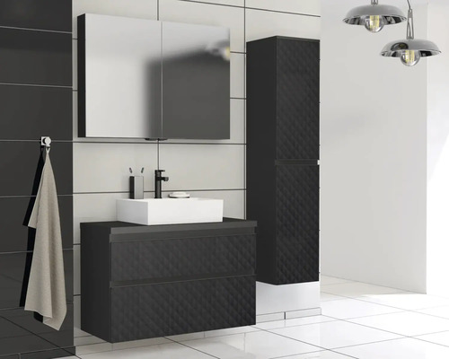 Moderná kúpeľňa s umývadlovou skrinkou, zrkadlovou skrinkou a vysokou skriňou.