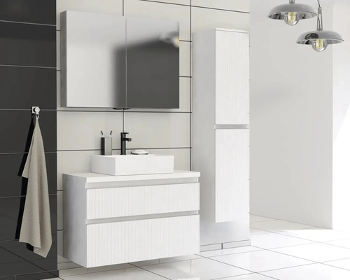 Kúpeľňa s umývadlovou skrinkou, zrkadlovou skrinkou a vysokou skrinkou