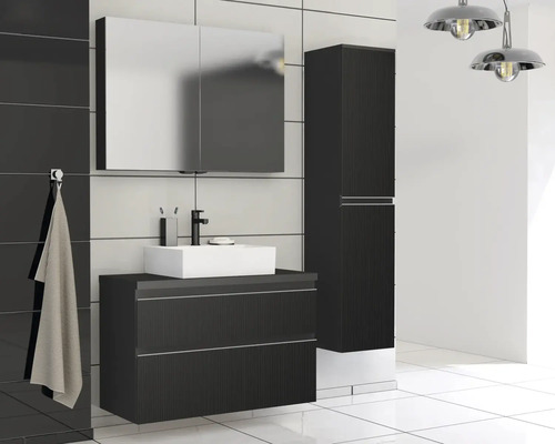 Moderná kúpeľňa s umývadlovou skrinkou, zrkadlovou skrinkou a vysokou skrinkou