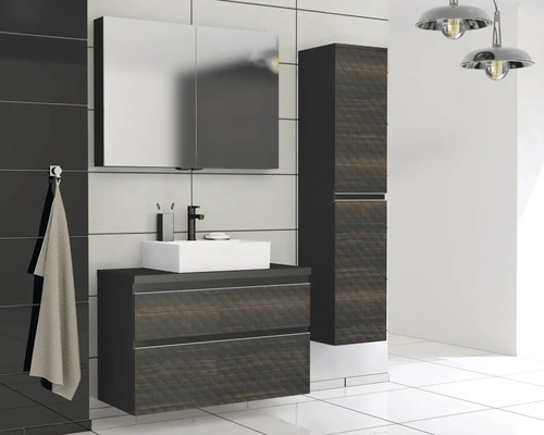 Kúpeľňa s umývadlom, zrkadlovou skrinkou a vysokou skrinkou v modernom dizajne