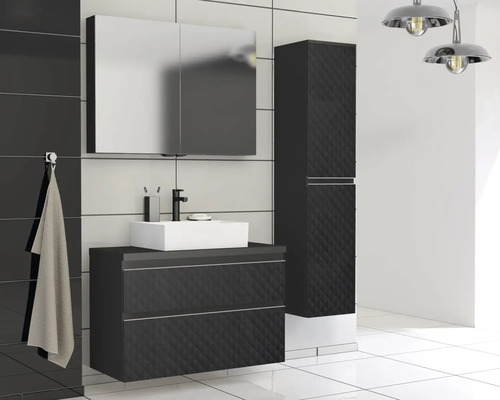 Moderná kúpeľňa s umývadlom, zrkadlovou skriňkou a vysokou skriňou v tmavej farbe