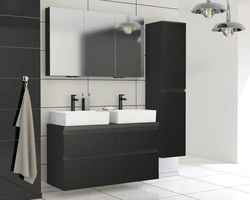 Kúpeľňa s dvojitým umývadlom, zrkadlovou skrinkou a vysokou skrinkou v tmavom drevenom prevedení