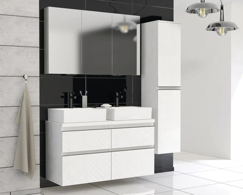 Moderná kúpeľňa s umývadlom, zrkadlovou skrinkou a vysokou skriňou v bielej farbe