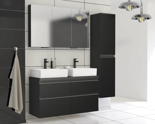 Kúpeľňa s dvojitým umývadlom, zrkadlovou skriňou a vysokou skriňou v tmavom prevedení