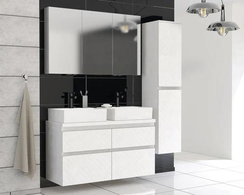 Svetlá kúpeľňa s umývadlovou skrinkou, umývadlom na dosku, zrkadlovou skrinkou a vysokou skrinkou