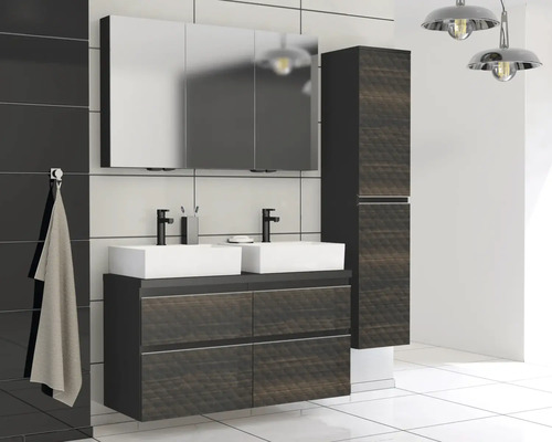 Kúpeľňa s umývadlovou skrinkou, zrkadlovou skrinkou a vysokou skrinkou v tmavom drevenom dekore