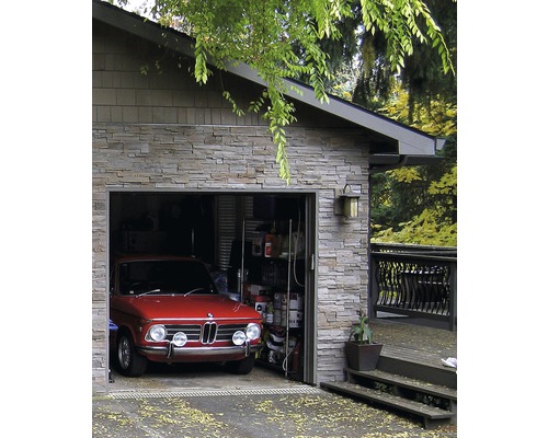 Garáž s červeným veteránom a kamennou stenou