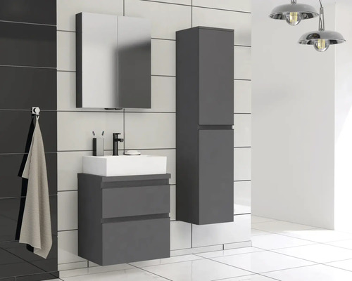 Kúpeľňa s umývadlom, zrkadlovou skrinkou a vysokou skrinkou v modernom dizajne