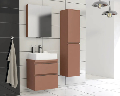 Kúpeľňa s umývadlovou skrinkou, zrkadlovou skrinkou a vysokou skrinkou