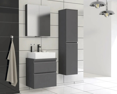 Kúpeľňa s umývadlovou skrinkou, zrkadlovou skrinkou a vysokou skrinkou v modernom dizajne.