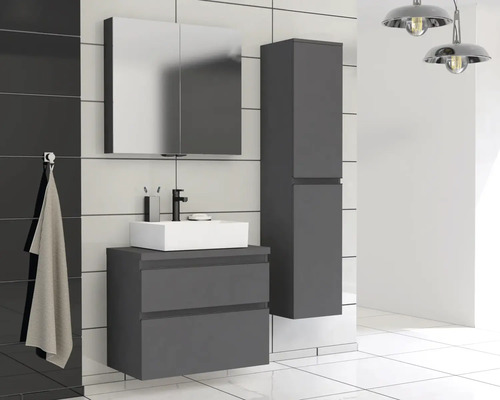 Kúpeľňa s umývadlom, zrkadlovou skrinkou a vysokou skrinkou