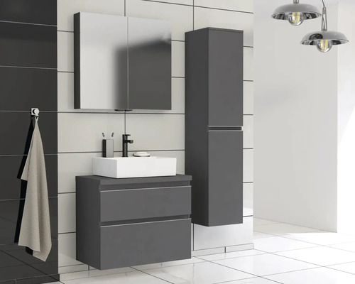 Moderná kúpeľňa s umývadlovou skrinkou, zrkadlovou skrinkou a vysokou skrinkou