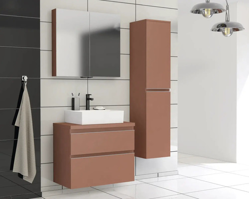 Moderná kúpeľňa s umývadlom, zrkadlovou skrinkou a vysokou skriňou vo svetlej miestnosti